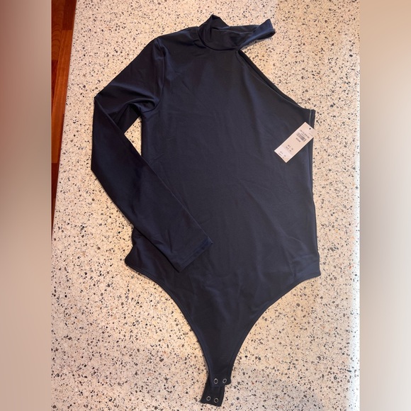 Abercrombie & Fitch | Long Sleeve Stretch One-Shoulder Mockneck Bodysuit - Picture 2 of 3